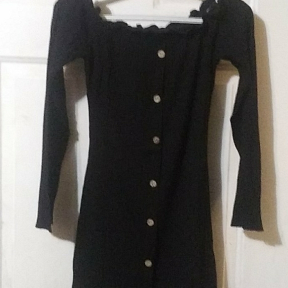 Dresses & Skirts - A black thin long sleeve dress